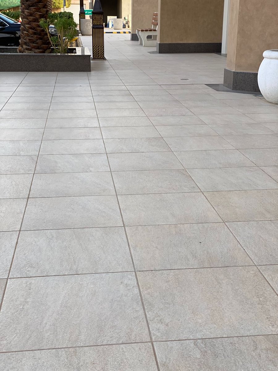 تكسير بلاط